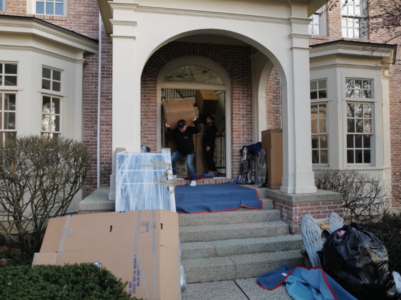 Moving Family in Carillon